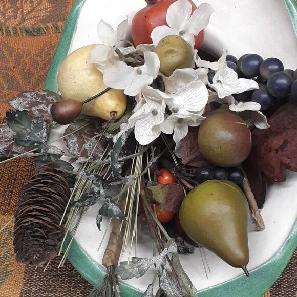 3 pc.bundle of Vintage ceramic cornacopia, (florals-no charge) and 2 placemats - Picture 4 of 12